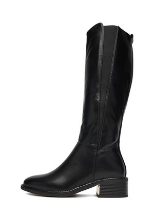 Černé kožené boty po kolena s hladkým designem, čtveratou špičkou a nízkým blokovým podpatkem. Na boku mají elastickou část pro lepší přiléhavost.