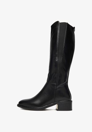 Černé kožené boty po kolena s hladkým designem, čtveratou špičkou a nízkým blokovým podpatkem. Na boku mají elastickou část pro lepší přiléhavost.