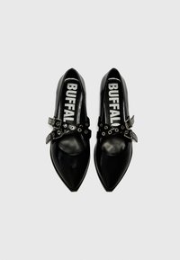 Zwarte pointige schoenen met een soepele leren textuur, voorzien van twee verstelbare banden met zilverkleurige hardware en een merk-inlegzool.