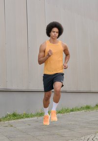 HOKA AIROLITE RUN TANK - Topp - solar flare