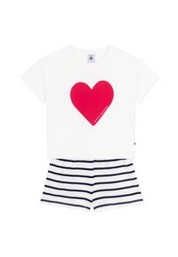 T-shirt en coton blanc avec un graphique de cœur rouge et le texte « petit bateau », associé à un short en coton rayé bleu marine et blanc.