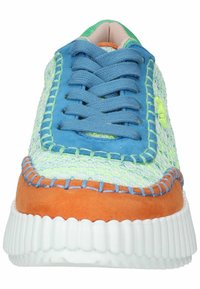 Schuh mit einem blauen und grünen gewebten Obermaterial, orangen Wildlederakzenten, weißer texturierter Sohle und blauen Schnürsenkeln. Verfügt über kontrastierende Nähte.