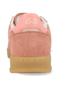 Rosa Wildlederschuh mit runder Form, Gummisohle und weicher Textur. Verfügt über die Zahl "68" auf einem rosa Etikett an der Rückseite.