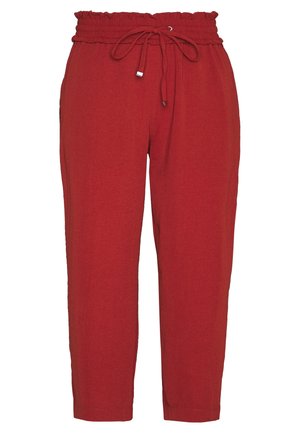 Czerwone spodnie z wysokim stanem, z elastycznym pasem i ściągaczem oraz zwężanymi nogawkami, wykonane z miękkiego, lekkiego materiału.