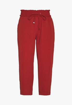 Czerwone spodnie z wysokim stanem, z elastycznym pasem i ściągaczem oraz zwężanymi nogawkami, wykonane z miękkiego, lekkiego materiału.