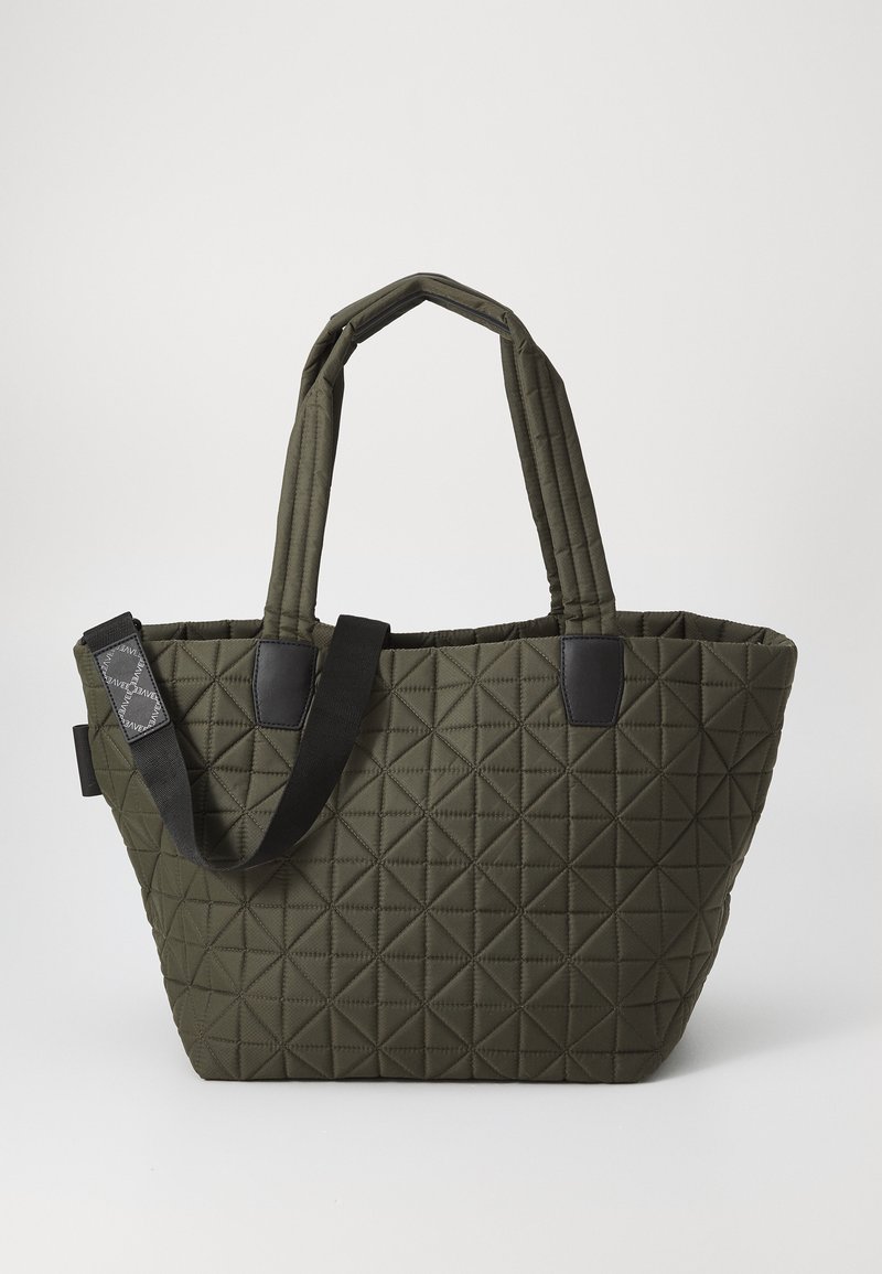 Quiltet olivengrønn totebag med svarte detaljer, med et geometrisk diamantmønster og doble korte håndtak for bæring.