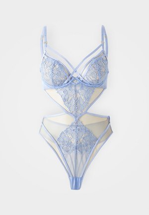 Modrý krajkový body s průhlednými panely, překříženými pásky, květinovou výšivkou a dekorativními kovovými prvky. Měkká textura a přiléhavý střih.