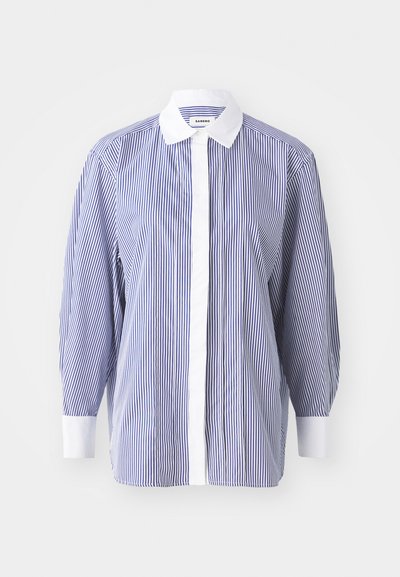 Μπλε και άσπρη κάθετα ριγέ πουκάμισο με λευκό γιακά και μανσέτες, διαθέτοντας κουμπωτό μπροστινό μέρος και φαρδιά, αέρινα μανίκια.