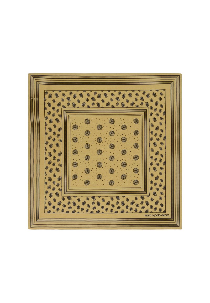 Kwadratowy szalik w musztardowym kolorze z czarnymi wzorami kwiatowymi, geometrycznymi krawędziami oraz ogólnym teksturowanym wyglądem.
