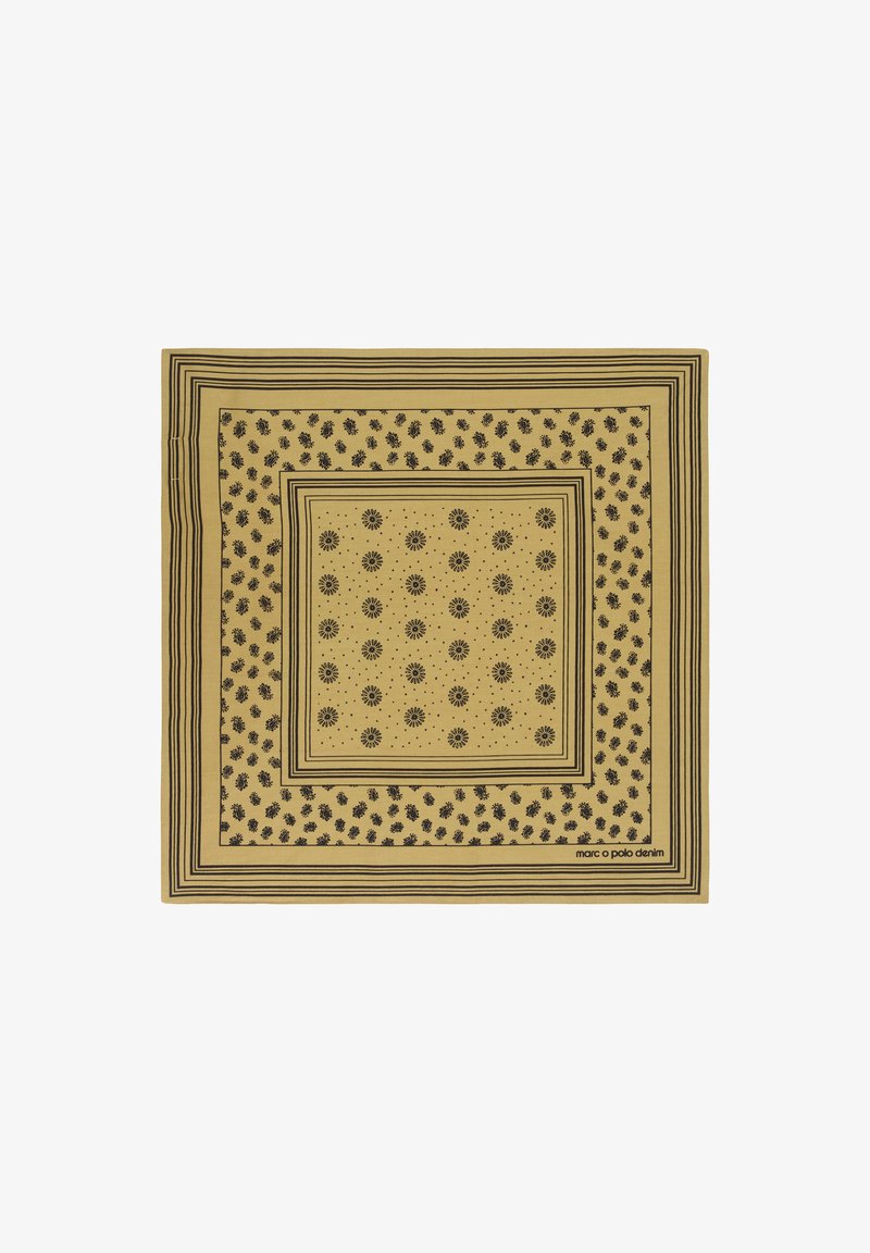 Kwadratowy szalik w musztardowym kolorze z czarnymi wzorami kwiatowymi, geometrycznymi krawędziami oraz ogólnym teksturowanym wyglądem.