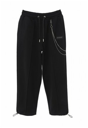 Pantalones deportivos negros con cintura elástica, cordones ajustables, bolsillos laterales y un acento decorativo de cadena en un lado.