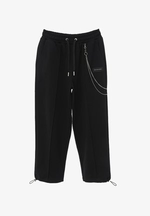 Pantalones deportivos negros con cintura elástica, cordones ajustables, bolsillos laterales y un acento decorativo de cadena en un lado.