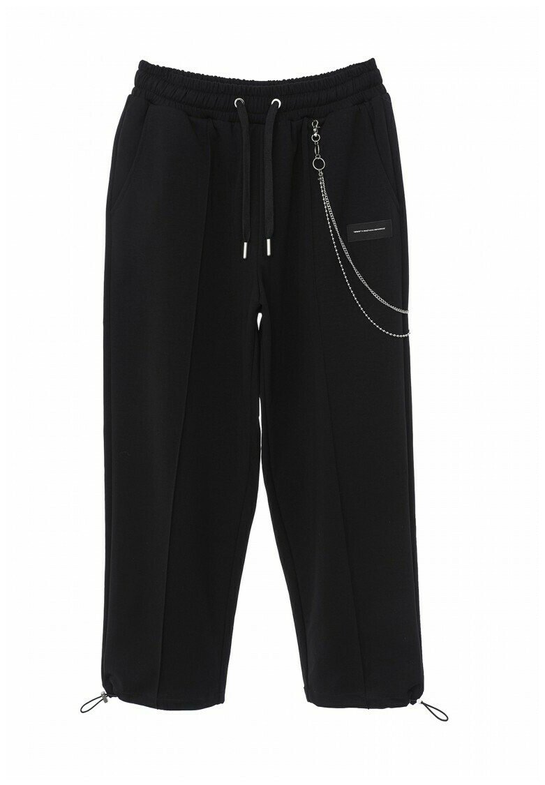 Pantalones deportivos negros con cintura elástica, cordones ajustables, bolsillos laterales y un acento decorativo de cadena en un lado.