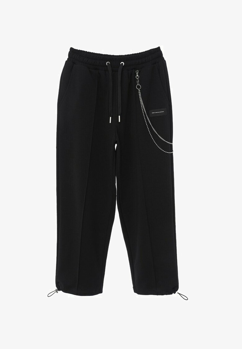 Pantalones deportivos negros con cintura elástica, cordones ajustables, bolsillos laterales y un acento decorativo de cadena en un lado.