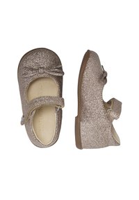 Zapatos Mary Jane de color rosa dorado brillante con un lazo, puntera redonda, correa ajustable y un interior suave en color beige, con una suela marrón flexible.