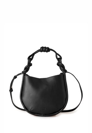 Borsa a tracolla in pelle nera con design del manico intrecciato e tracolla lunga regolabile, corpo a forma di mezzaluna, texture liscia e logo minimal impresso.