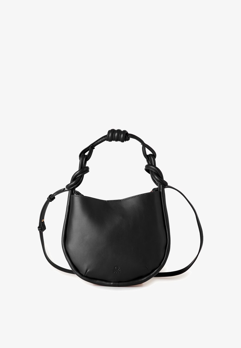 Bolso de hombro de cuero negro con diseño de asa retorcida y correa larga ajustable, cuerpo en forma de media luna, textura suave y logo minimalista en relieve.