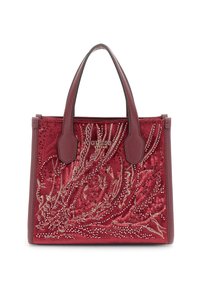 Crvena baršunasta torba s dekorativnim cvjetnim vezom, šljokicama i kontrastnim kožnim ručkama. Ima strukturalni oblik i brendirani logotip.