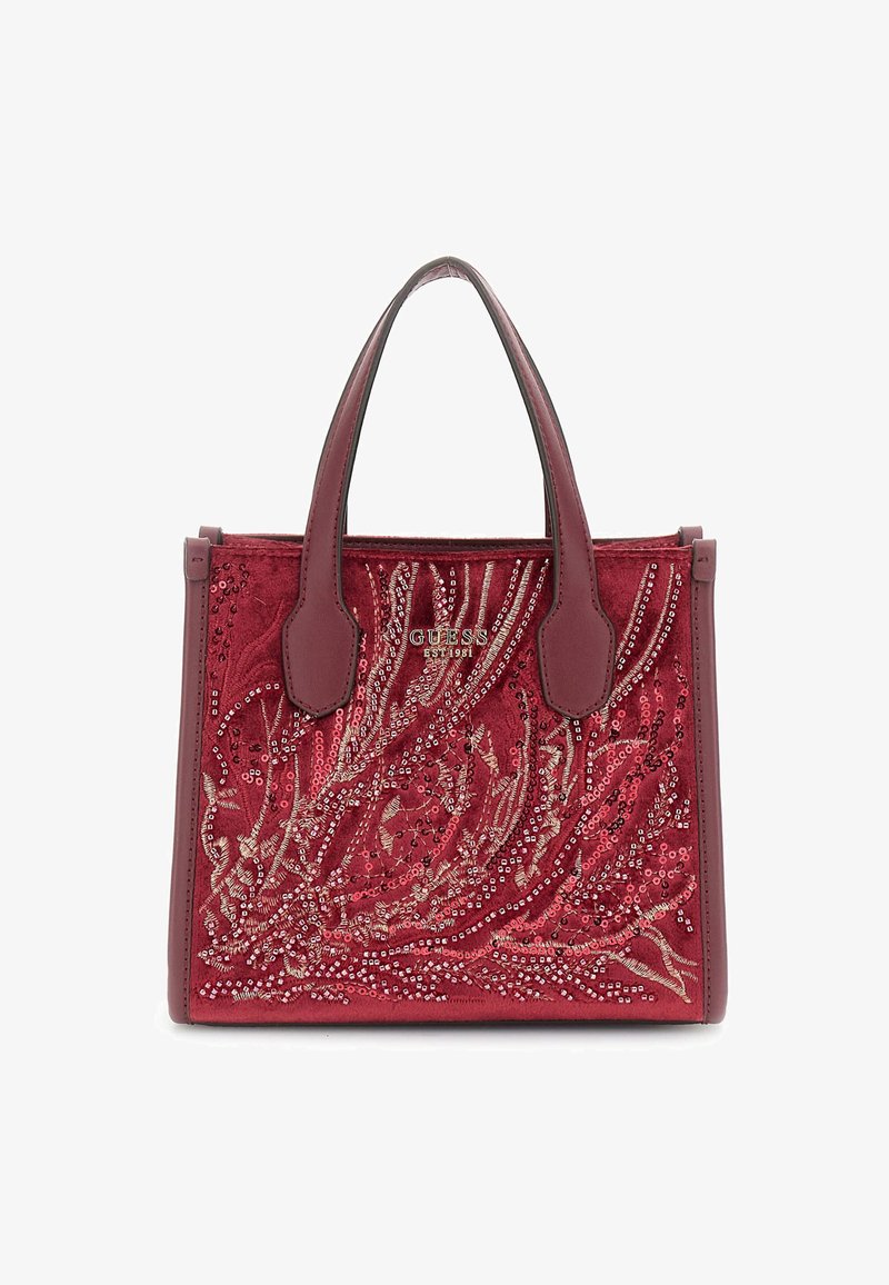 Crvena baršunasta torba s dekorativnim cvjetnim vezom, šljokicama i kontrastnim kožnim ručkama. Ima strukturalni oblik i brendirani logotip.