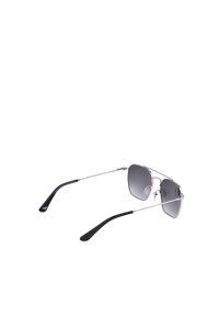 Lunettes de soleil style aviateur avec monture en métal argenté, verres dégradés gris foncé et embouts de branches noirs en plastique sur fond blanc.