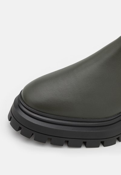 Stuart Weitzman BEDFORD BOOTIE - Enkellaarsjes met plateauzool - cargo green