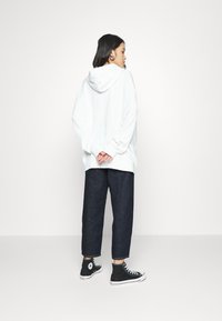 Levi's® PRISM HOODIE - Športni pulover - babytab/sporty white