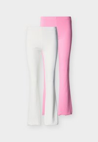 Paire de pantalons évasés pour femmes, un blanc et un rose, présentés en chevauchement sur un fond clair uni.