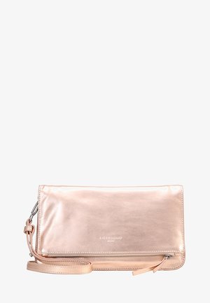 Różowo-złota skórzana torebka kopertówka z paskiem na nadgarstek i przednią kieszenią na zamek, oznaczona małym wytłoczonym logo.