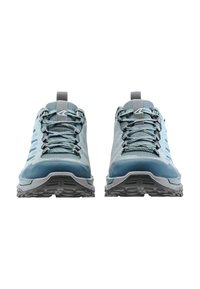 Un paio di scarpe da trekking grigie e blu con lacci, suole spesse e linguette sul retro, mostrate da un'angolazione frontale su sfondo bianco.