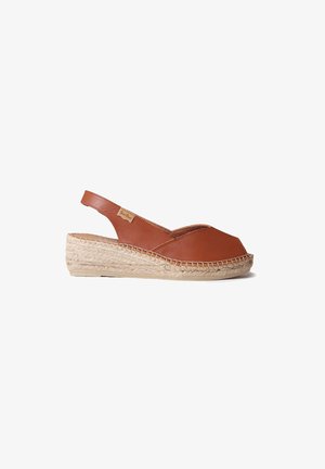 Smeđe kožne espadrille sandale s remenčićem, s pletenom jute petom i otvorenim prstima, prikazane na bijeloj pozadini.
