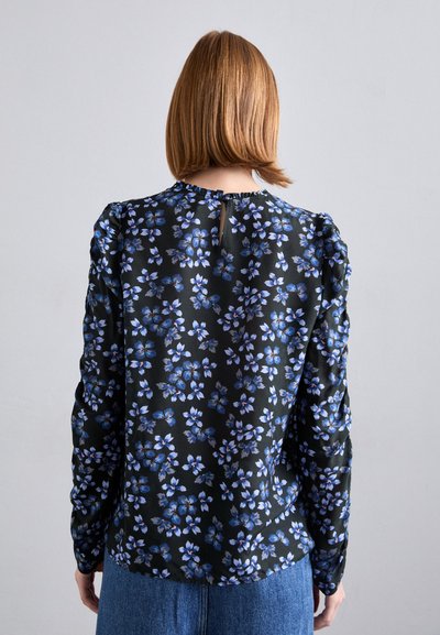 Langärmlige Bluse aus schwarzem Stoff mit blauem Blumenmuster; verfügt über geraffte Schultern und einen Schlüssellochverschluss hinten. Flacher Saum.
