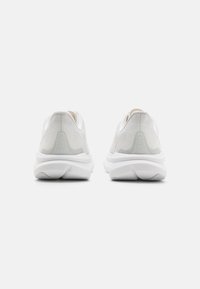 HOKA MACH 6 - Løpesko for vei - white