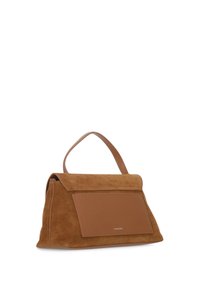 Borsa in suede marrone con tasca anteriore in pelle liscia, forma strutturata, maniglia superiore e elementi di design minimalisti.