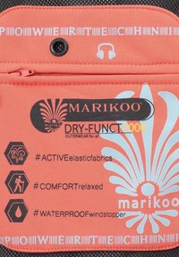 Pochette en tissu corail avec marquage Marikoo, fermeture éclair, icône casque audio et texte mettant en avant le tissu élastique, le confort et les caractéristiques imperméables.