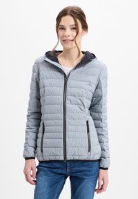 Leichte, gepolsterte Jacke in Hellgrau mit einem gesteppten Muster, schwarzem Reißverschluss, Kapuze und Taschen. Das Material wirkt glatt mit kontrastierenden schwarzen Akzenten.