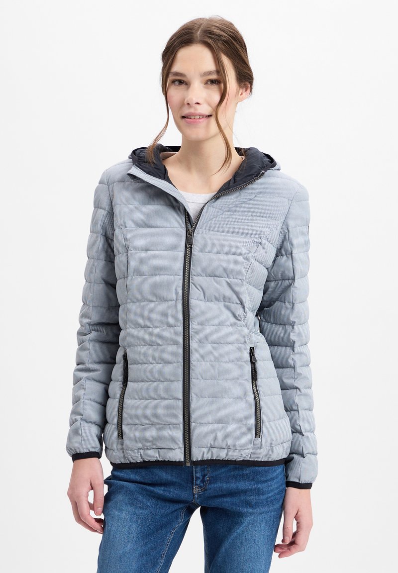 Leichte, gepolsterte Jacke in Hellgrau mit einem gesteppten Muster, schwarzem Reißverschluss, Kapuze und Taschen. Das Material wirkt glatt mit kontrastierenden schwarzen Akzenten.