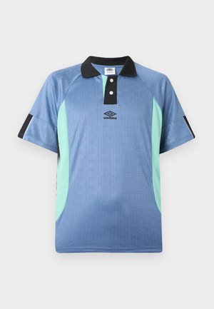 Šviesiai mėlyna sportinė trumpomis rankovėmis palaidinė su juodu apykakliu ir sagomis, mėtų spalvos šoninėmis detalėmis ir juodu Umbro logotipu krūtinės centre.