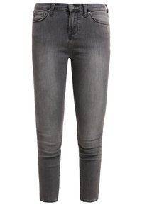 Kapeat farkut haalistuneessa harmaassa denimissä, joissa on klassinen viiden taskun malli, hienovarainen kulutuskuvio ja napillinen vetoketju, jossa yksi metallinen nappi.