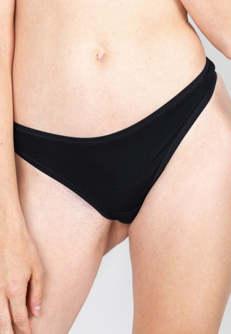 Schwarze Bikiniunterwäsche aus glattem, dehnbarem Stoff, mit niedrigem Bund und minimalistischem Schnitt. Keine sichtbaren Muster oder Verzierungen.