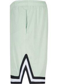 Shorts de sport vert menthe clair en tissu respirant, avec un ourlet en V contrastant noir et blanc et une ceinture élastique.