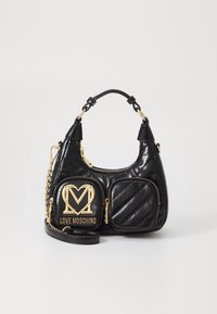 Černá prošívaná kabelka se dvěma předními kapsami na zip, zlatým řetízkem a zlatým logem "Love Moschino" na menší kapse.