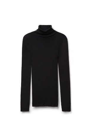 Sort ribstrikket langærmet rullekravetrøje med tætsiddende pasform, foldet krave og lige kant på hvid baggrund.