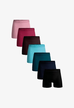 Hét pár férfi alsónadrág különböző színekben: rózsaszín, burgundi, fekete, sötét türkiz, világos türkiz, sötétkék és fekete, mind fekete elasztikus derékkal.