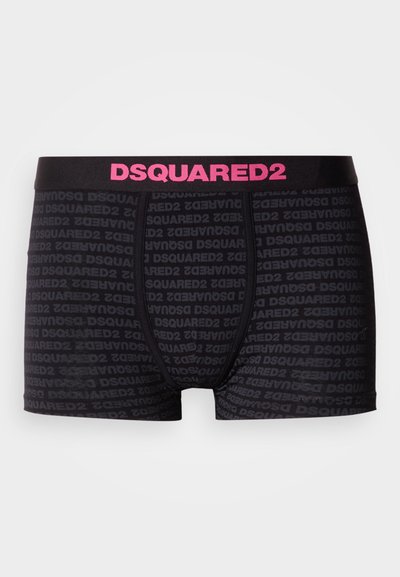 Fekete boxeralsó rugalmas anyagból, tónusos DSQUARED2 logómintával és kontrasztos rózsaszín derékpánttal, amin a márkanév szerepel.