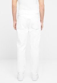2Y Premium BOYFRIEND  - Avar lõikega teksad - white