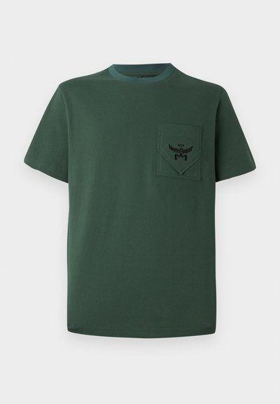 Tricou verde cu mânecă scurtă, din bumbac, având un buzunar cu un logo brodat negru și decolteu contrastant. Design simplu cu margini fără cusături.