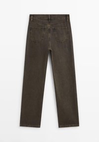 Bruna denimjeans med rak bendesign, som har två bakfickor och synlig sömnad. Tyget har en slät textur.