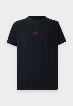Camiseta de algodón negra de manga corta, con un diseño bordado central en púrpura con forma de estrella puntiaguda y el texto "FORMER".