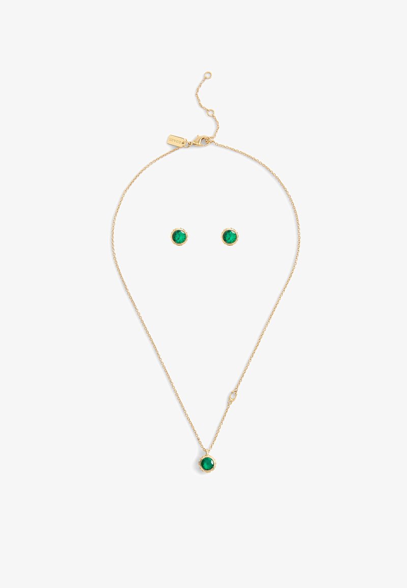 Guldpläterat halsband med en central grön ädelsten, kompletterat med matchande knoppörhängen med gröna stenar i scalloped inställningar.