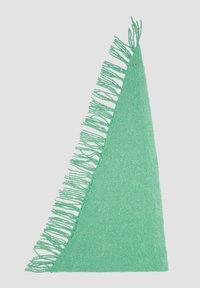 Groene driehoekige sjaal met een gestructureerd oppervlak en franjes langs één rand. Gemaakt van zacht materiaal, met een eenvoudig ontwerp.